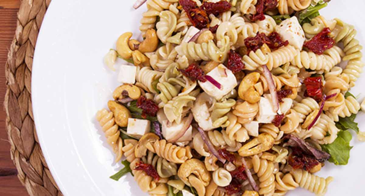 Fusilli integrali con pomodori secchi, anacardi e tofu