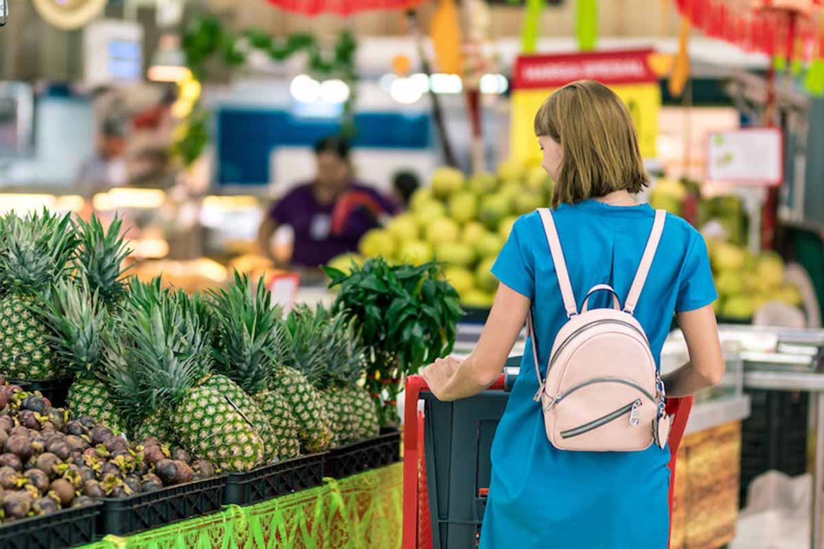 Donna al mercato ortofrutticolo Donna al mercato ortofrutticolo