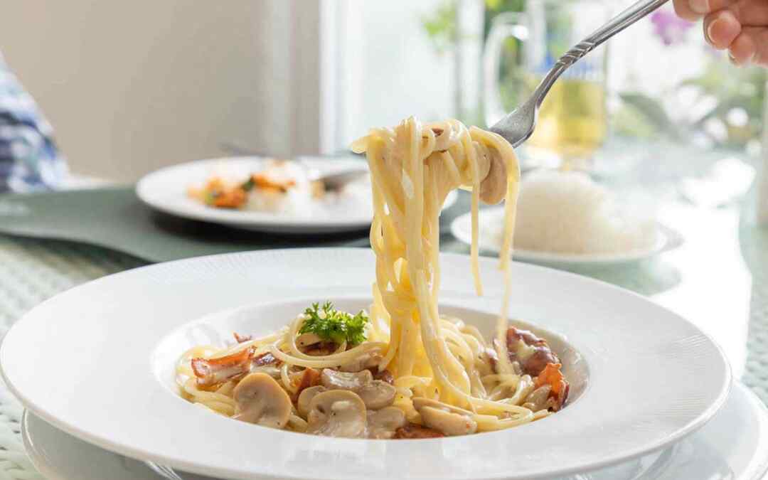 Carbonara con funghi porcini e speck: un’alternativa gustosa e semplice da preparare