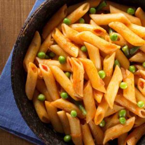 pasta al sugo con piselli