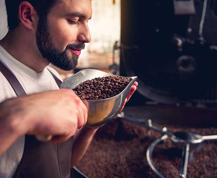 Uomo che annusa caffè Uomo che annusa caffè
