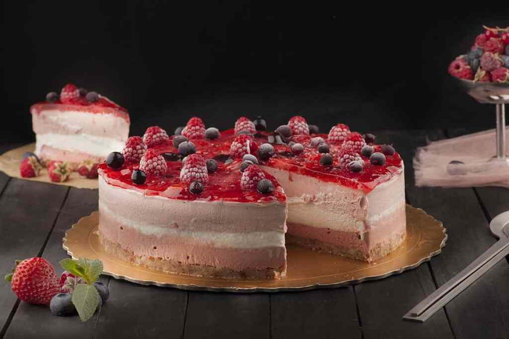 dolci estivi facili e veloci senza cottura: torta ai frutti di bosco