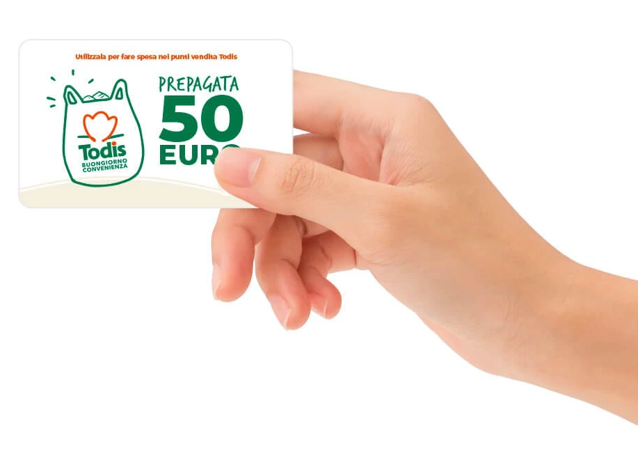 Mano che tiene la carta prepagata Todis