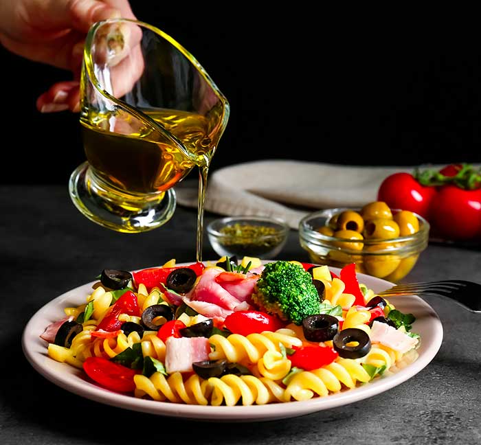 Olio di oliva su piatto di pasta