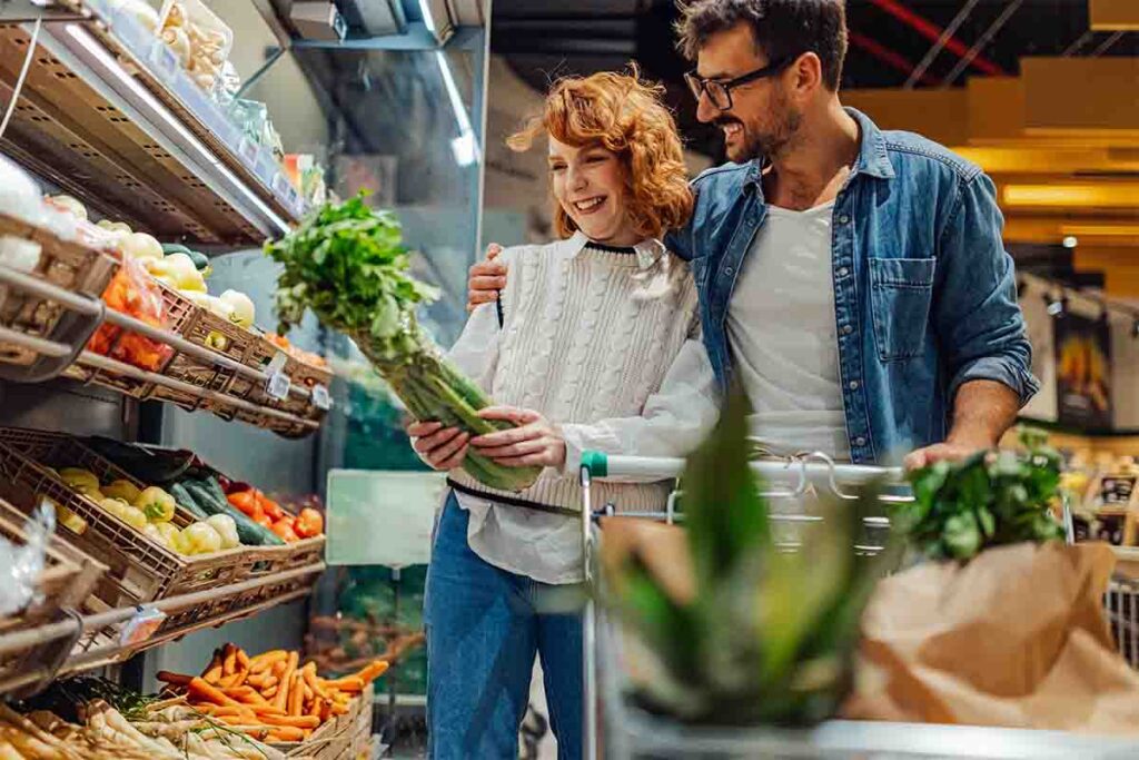 Due persone fanno spesa al supermercato