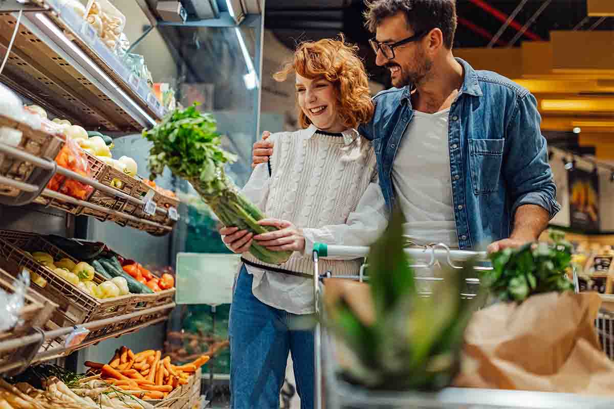 Due persone fanno spesa al supermercato
