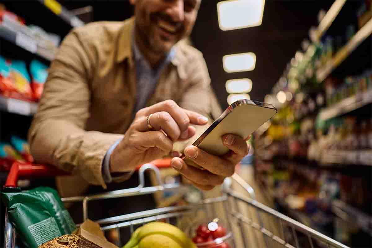 Un uomo fa spesa al supermercati