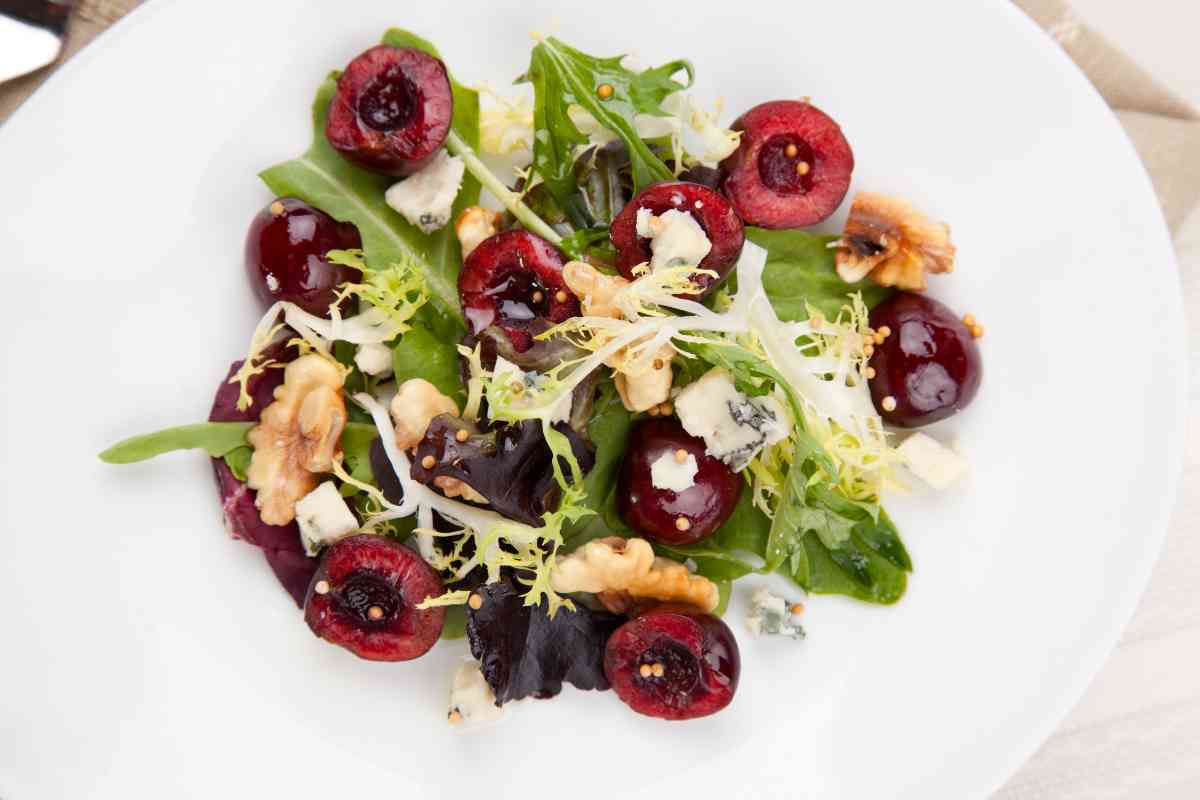 insalata estiva con ciliegie, noci e formaggio